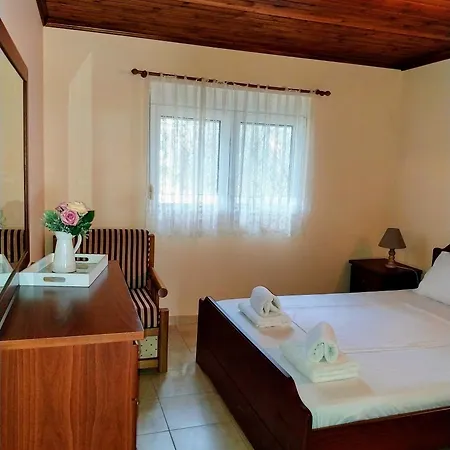 Vakantiehuis Meny's Azure Escape Dikella