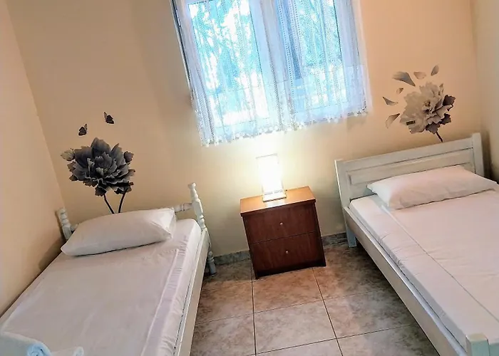 בית נופש Meny's Azure Escape *