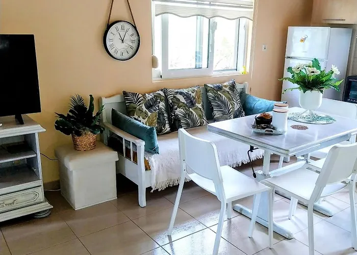 בית נופש Meny's Azure Escape *